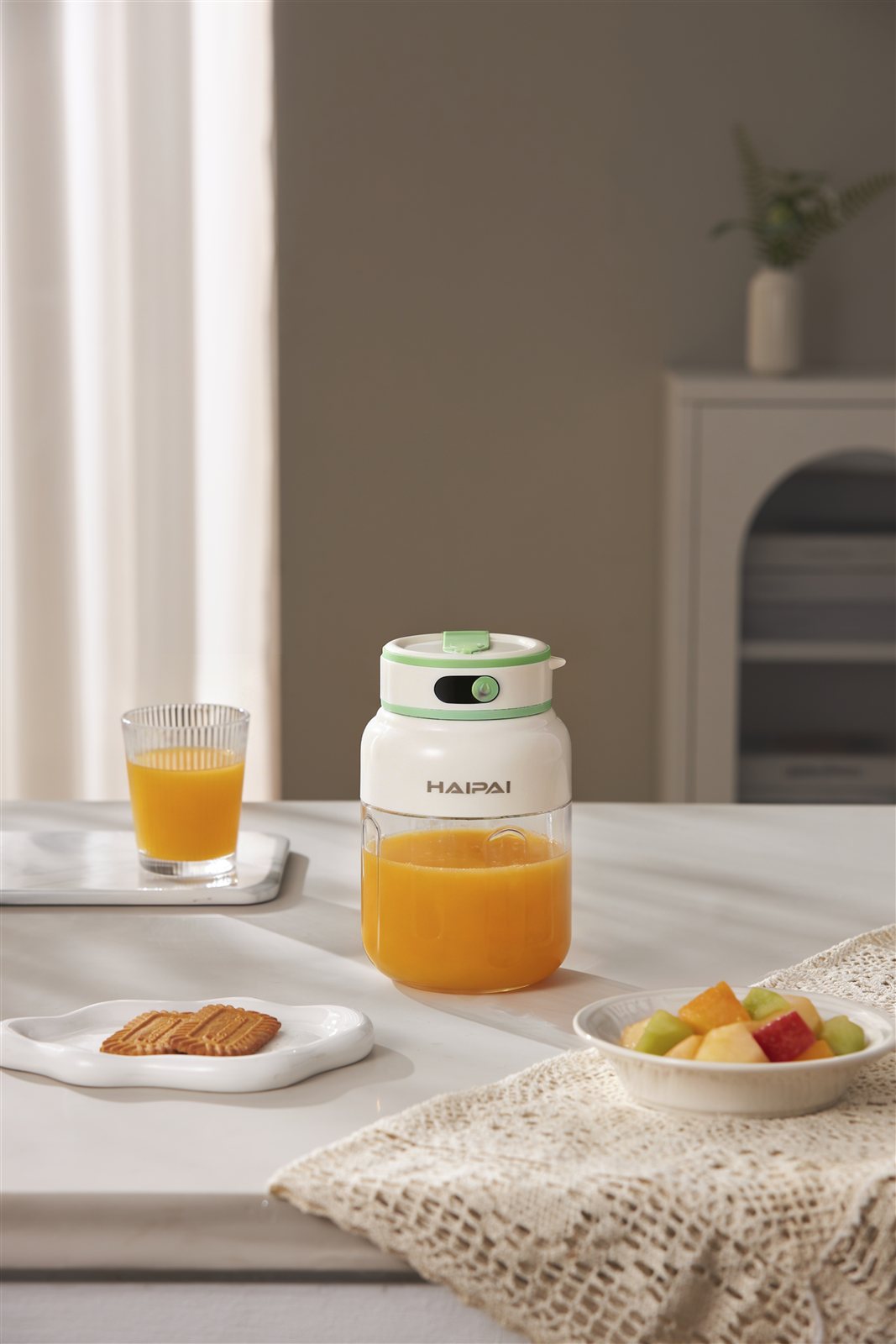 Portable juicer with kiwi smoothie